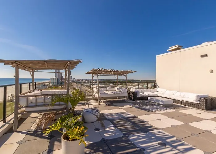 Luxury 4 Bedroom Beachfront With Rooftop Pool Next To The Hangout! Gp 303 Holiday home *