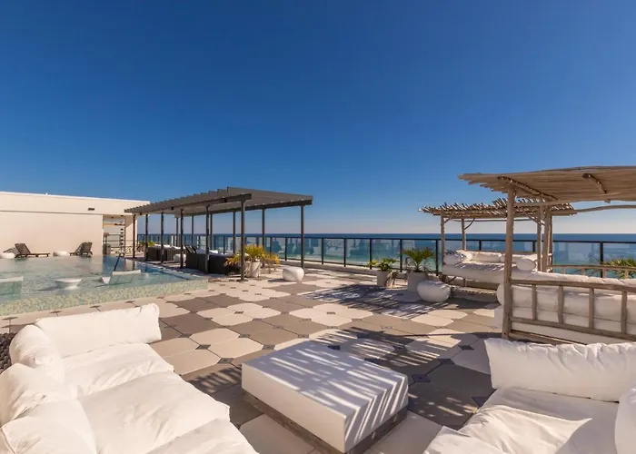 Luxury 4 Bedroom Beachfront With Rooftop Pool Next To The Hangout! Gp 303 *