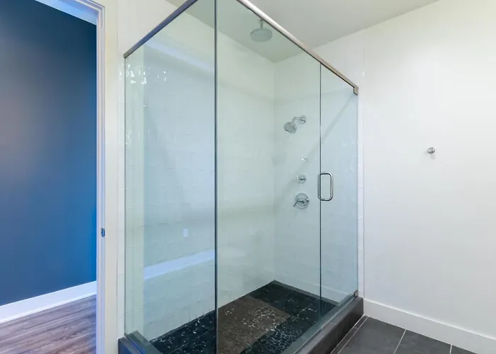Luxury 4 Bedroom Beachfront With Rooftop Pool Next To The Hangout! Gp 303 Gulf Shores