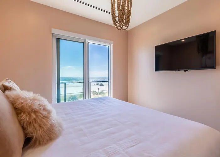 Luxury 4 Bedroom Beachfront With Rooftop Pool Next To The Hangout! Gp 303 Holiday home